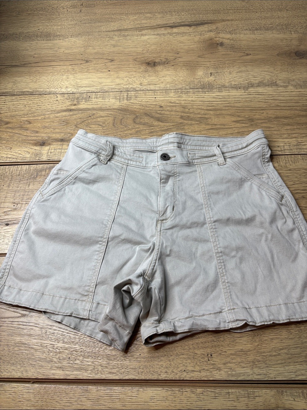 Women’s Kuhl Kultivatr Shorts 4” in Light Khaki Size 10